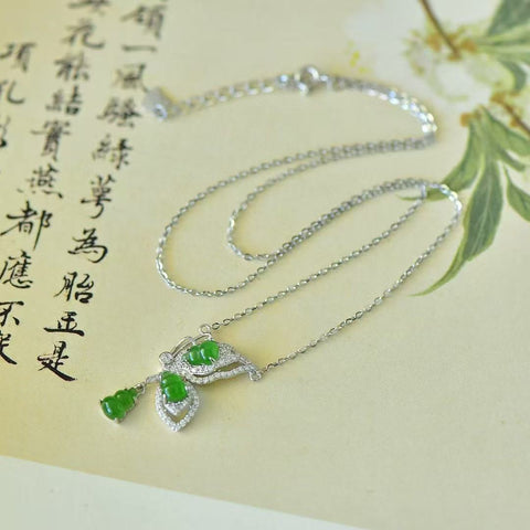 Kalung liontin perak s925 dengan hiasan giok hijau dan giok biru, bentuk labu dan kupu-kupu, dilengkapi dengan batu zirkonia dan rantai alami. Termasuk biaya pengiriman dan pajak.
