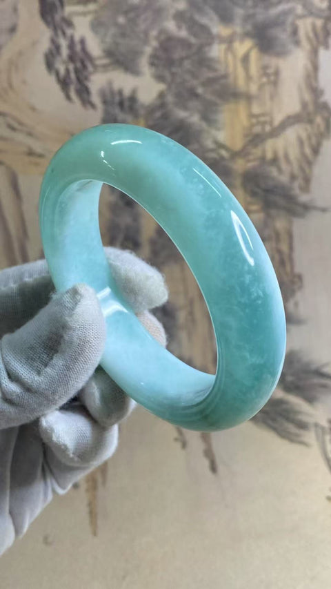 Gelang lebar bermotif langit biru yang indah, diameter 59,2 mm, lebar tepi 17,2 mm Batu alam ini terbentuk secara alami, pola motifnya acak Termasuk biaya pengiriman dan pajak
