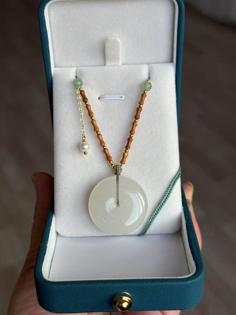 Wada Yu Bai Yue Guang ‘Ping An Kou’ - Batu giok dengan tekstur halus, struktur padat, bulat dan penuh. Makna: Keselamatan dan keberuntungan, segala keinginan terwujud. Ukuran: 28,5 × 9,5 mm; Termasuk biaya pengiriman dan pajak.