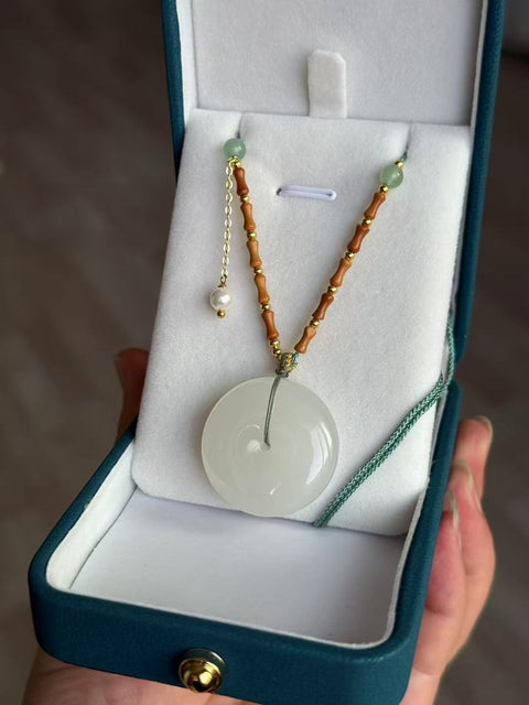 Wada Yu Bai Yue Guang ‘Ping An Kou’ - Batu giok dengan tekstur halus, struktur padat, bulat dan penuh. Makna: Keselamatan dan keberuntungan, segala keinginan terwujud. Ukuran: 28,5 × 9,5 mm; Termasuk biaya pengiriman dan pajak.