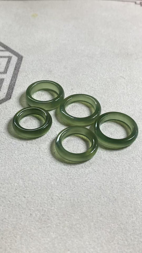 Cincin giok hijau es yang indah, cocok untuk pria dan wanita, dengan ukuran lingkar 16 hingga 20 mm, termasuk biaya pengiriman dan pajak.
