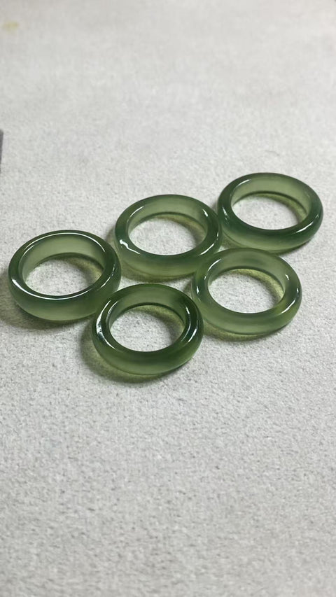 Cincin giok hijau es yang indah, cocok untuk pria dan wanita, dengan ukuran lingkar 16 hingga 20 mm, termasuk biaya pengiriman dan pajak.