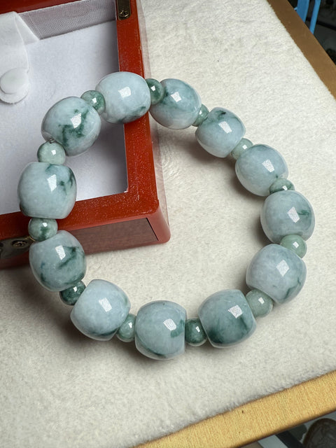 Batu giok Myanmar jenis tua dengan tekstur halus dan motif bunga biru yang indah! Kalung manik-manik berbentuk tabung; ukuran sekitar: 16×14 mm. Batu alam ini terbentuk secara alami, sehingga motifnya acak. Termasuk biaya pengiriman dan pajak.