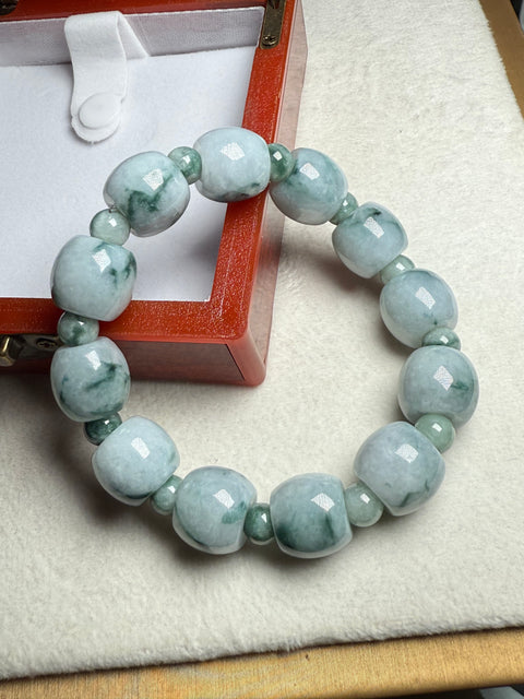 Batu giok Myanmar jenis tua dengan tekstur halus dan motif bunga biru yang indah! Kalung manik-manik berbentuk tabung; ukuran sekitar: 16×14 mm. Batu alam ini terbentuk secara alami, sehingga motifnya acak. Termasuk biaya pengiriman dan pajak.
