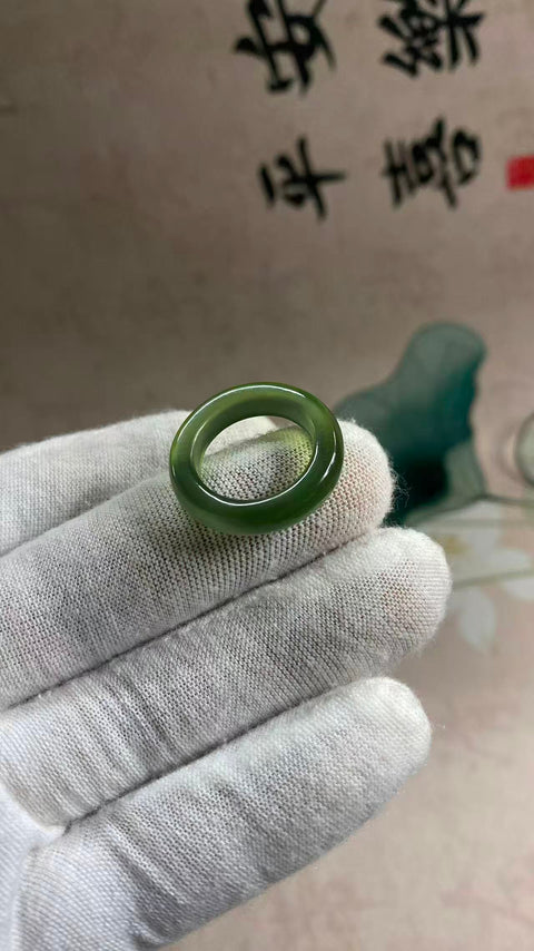 Cincin es hijau giok Xiuyan yang indah, diameter 16mm, termasuk pengiriman dan pajak