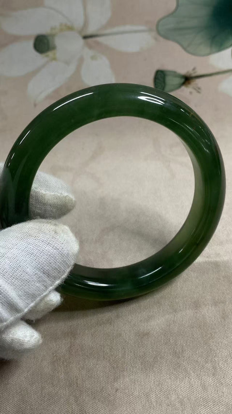 Gelang giok hijau penuh giok Xiuyan yang indah, cocok untuk diameter 60,8mm, lebar tepi 13,7 Batu alam dihasilkan secara alami, polanya acak, termasuk pajak pengiriman