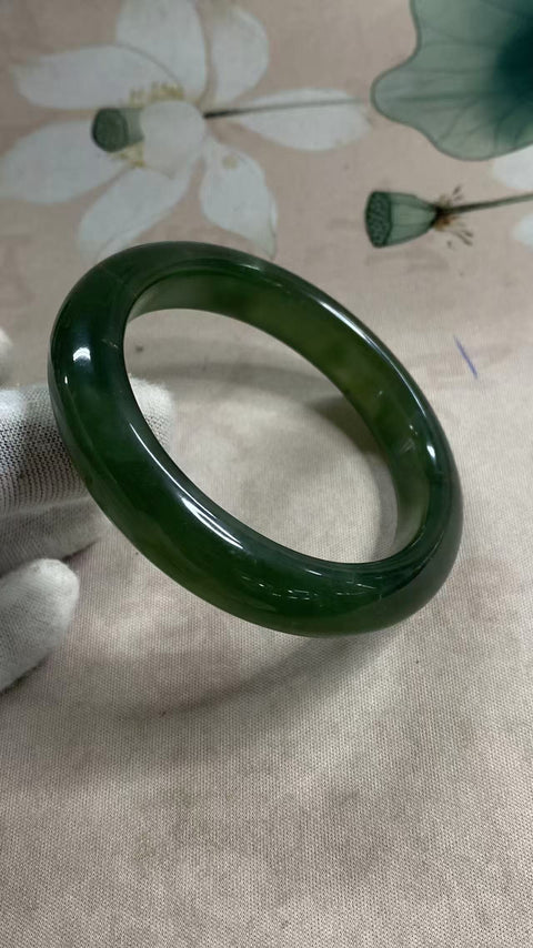Gelang giok hijau penuh giok Xiuyan yang indah, cocok untuk diameter 60,8mm, lebar tepi 13,7 Batu alam dihasilkan secara alami, polanya acak, termasuk pajak pengiriman