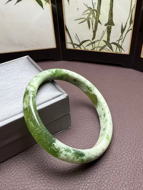 Gelang giok Xiuyan alami terasa halus dan hangat. Efek genggamannya serbaguna. Ukurannya sekitar: 64,1-12,3-7,5㎜. Batu alam terbentuk secara alami, dan polanya acak. Biaya kirim dan pajak sudah termasuk.