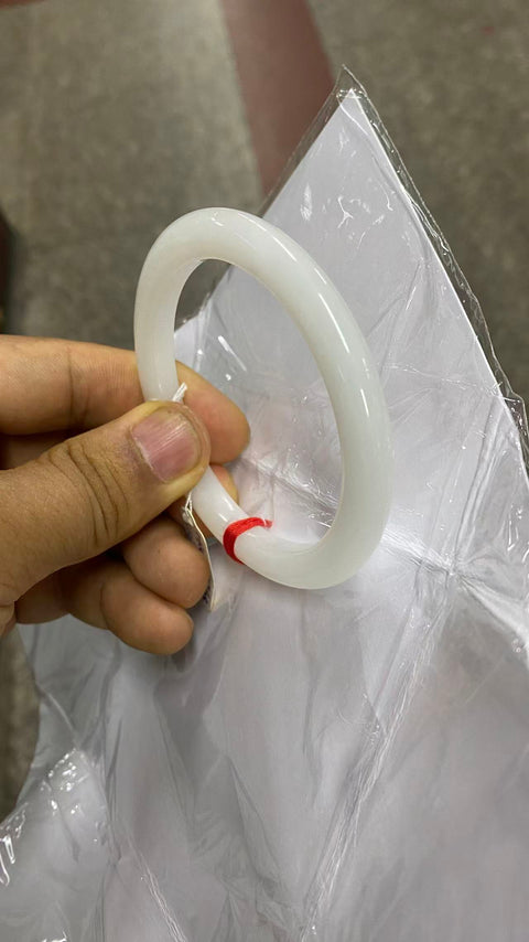 Gelang giok Hetian yang indah, putih, halus dan lembut, diameter 57,2 mm, lebar sisi 8,5 mm. Batu alam terbentuk secara alami, polanya acak. Pajak pengiriman sudah termasuk.