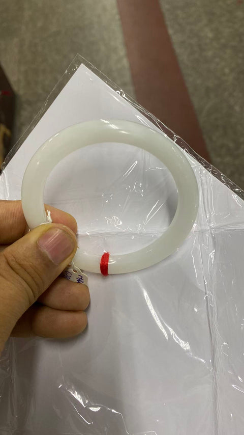 Gelang giok Hetian yang indah, putih, halus dan lembut, diameter 57,2 mm, lebar sisi 8,5 mm. Batu alam terbentuk secara alami, polanya acak. Pajak pengiriman sudah termasuk.