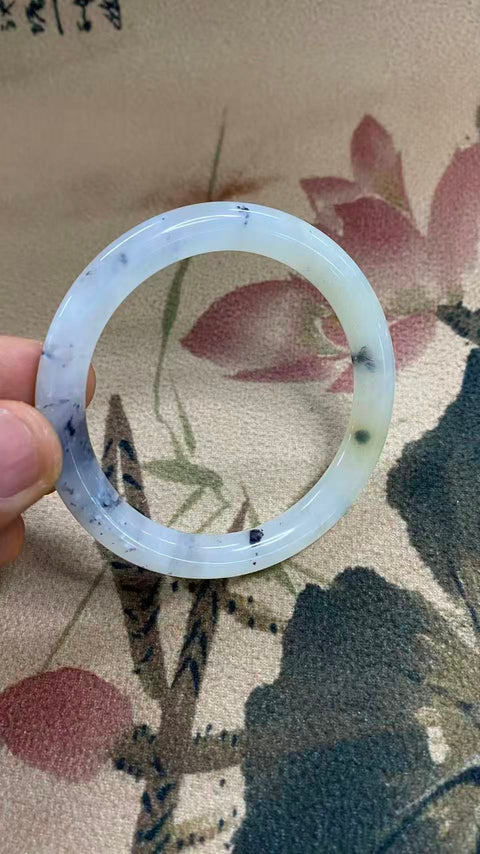 Gelang bulat antik giok Xiuyan yang indah, Yuanshan Dai, diameter 59 mm, tebal batang 9 mm. Batu alam terbentuk secara alami, polanya acak. Biaya kirim dan pajak sudah termasuk.