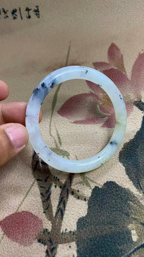 Gelang bulat antik giok Xiuyan yang indah, Yuanshan Dai, diameter 59 mm, tebal batang 9 mm. Batu alam terbentuk secara alami, polanya acak. Biaya kirim dan pajak sudah termasuk.