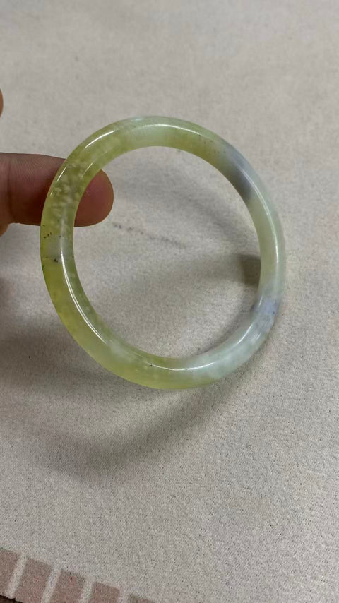 Gelang giok Xiuyan yang indah dan cantik, berwarna alami, diameter 59 mm, tebal batang 8 mm. Batu alam terbentuk secara alami, polanya acak. Biaya kirim dan pajak sudah termasuk.