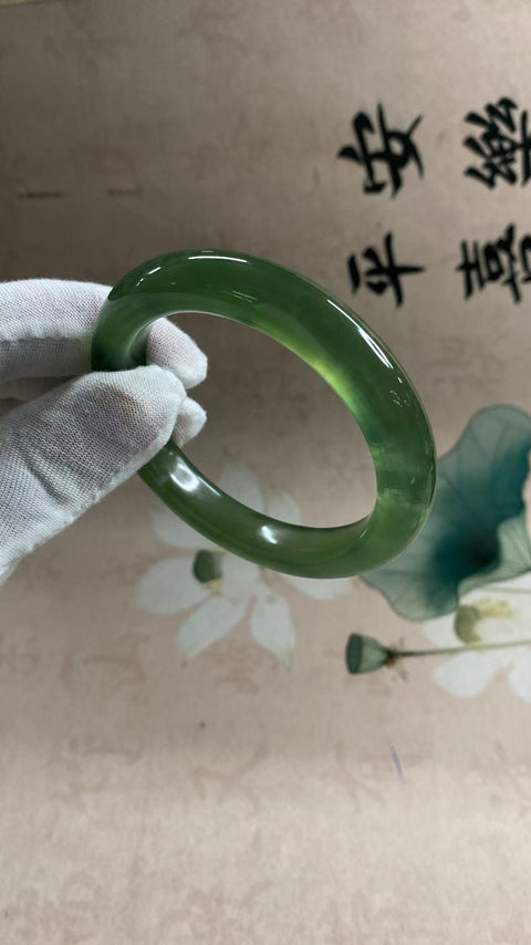 Gelang giok Xiuyan hijau penuh yang indah, diameter 58mm, lebar sisi 11,5mm. Batu alam terbentuk secara alami, polanya acak. Biaya kirim dan pajak sudah termasuk.
