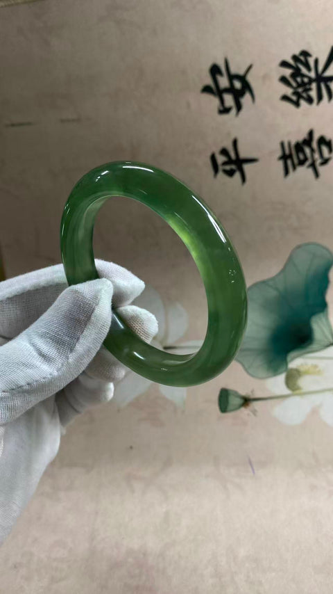 Gelang giok Xiuyan hijau penuh yang indah, diameter 58mm, lebar sisi 11,5mm. Batu alam terbentuk secara alami, polanya acak. Biaya kirim dan pajak sudah termasuk.