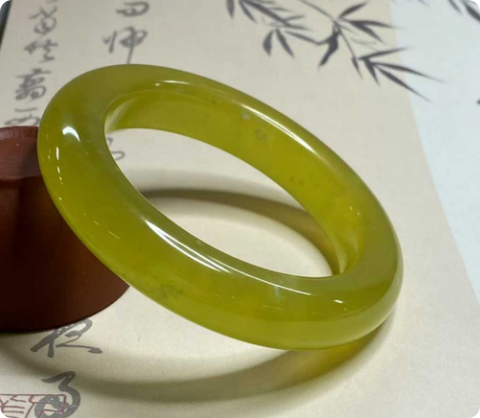 Gelang giok Xiuyan yang indah, bunga emas, emas menunjukkan kekayaan, diameter dalam 58,1mm, lebar samping 13,8mm, batu alam dihasilkan secara alami, polanya acak, termasuk pajak pengiriman