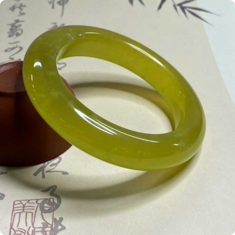 Gelang giok Xiuyan yang indah, bunga emas, emas menunjukkan kekayaan, diameter dalam 58,1mm, lebar samping 13,8mm, batu alam dihasilkan secara alami, polanya acak, termasuk pajak pengiriman