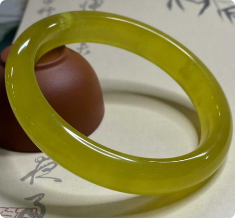 Gelang giok Xiuyan yang indah, bunga emas, emas menunjukkan kekayaan, diameter dalam: 64,2mm, lebar samping 11,8mm, batu alam dihasilkan secara alami, polanya acak, termasuk pajak pengiriman