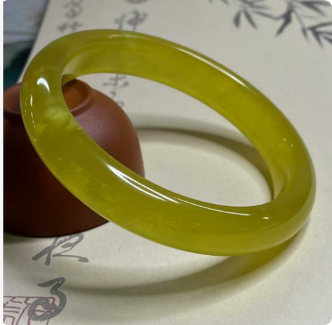 Gelang giok Xiuyan yang indah, bunga emas, emas menunjukkan kekayaan, diameter dalam: 64,2mm, lebar samping 11,8mm, batu alam dihasilkan secara alami, polanya acak, termasuk pajak pengiriman