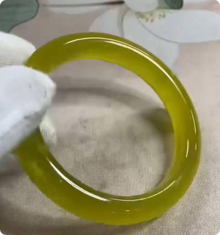 Gelang bunga emas giok Xiuyan yang indah, diameter dalam: 56,2mm, lebar samping 11,4mm, batu alam dihasilkan secara alami, polanya acak, termasuk pajak pengiriman
