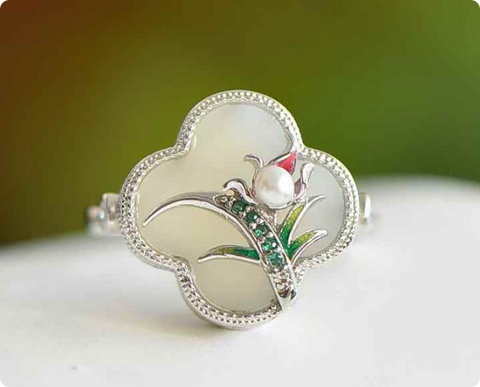 Cincin enamel anggrek semanggi empat daun giok Hetian bertatahkan perak 1532#925. Gaya yang unik dan baru. Gioknya hangat dan halus. Efek pemakaiannya memikat. Biaya kirim dan pajak sudah termasuk.
