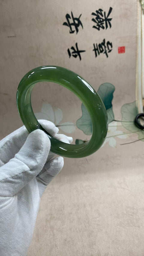 Gelang giok Xiuyan yang indah, warna hijau, struktur mikro-katun, diameter dalam: 59,2mm, lebar samping 11,6mm, batu alam dihasilkan secara alami, polanya acak, termasuk pajak pengiriman