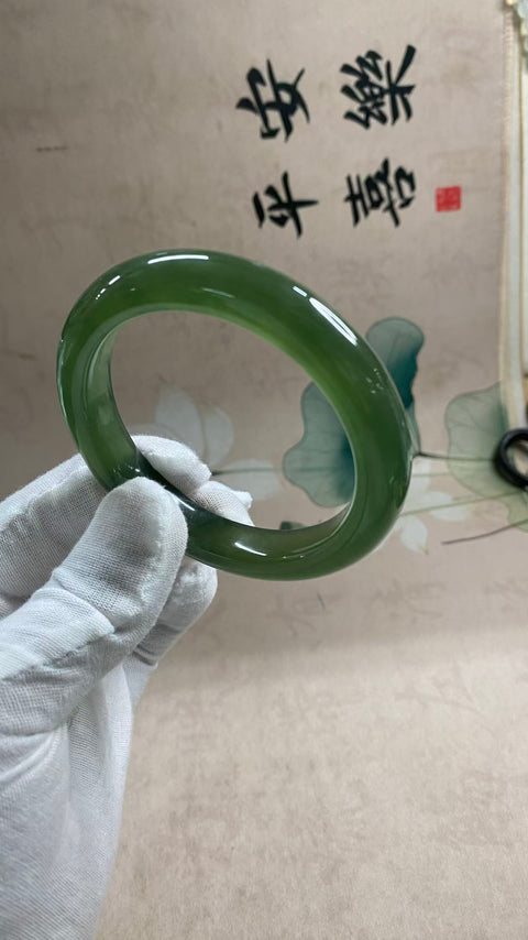 Gelang giok Xiuyan yang indah, warna hijau, struktur mikro-katun, diameter dalam: 59,2mm, lebar samping 11,6mm, batu alam dihasilkan secara alami, polanya acak, termasuk pajak pengiriman