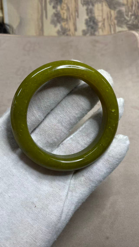 Gelang alpukat giok Xiuyan yang indah, diameter dalam: 56mm, lebar samping 13,9mm, batu alam dihasilkan secara alami, polanya acak, termasuk pajak pengiriman