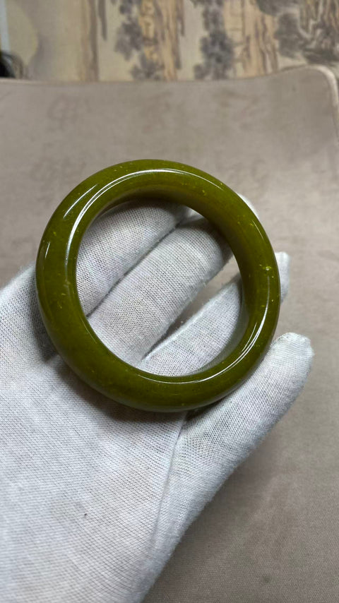 Gelang alpukat giok Xiuyan yang indah, diameter dalam: 56mm, lebar samping 13,9mm, batu alam dihasilkan secara alami, polanya acak, termasuk pajak pengiriman