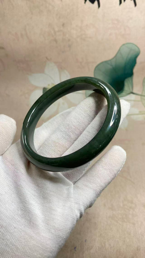 Gelang giok Hetian yang indah, gioknya hangat dan halus, strukturnya halus dan lembut, diameter dalam 54,5, lebar tepinya 12mm, batu alam dihasilkan secara alami, polanya acak, termasuk pajak pengiriman