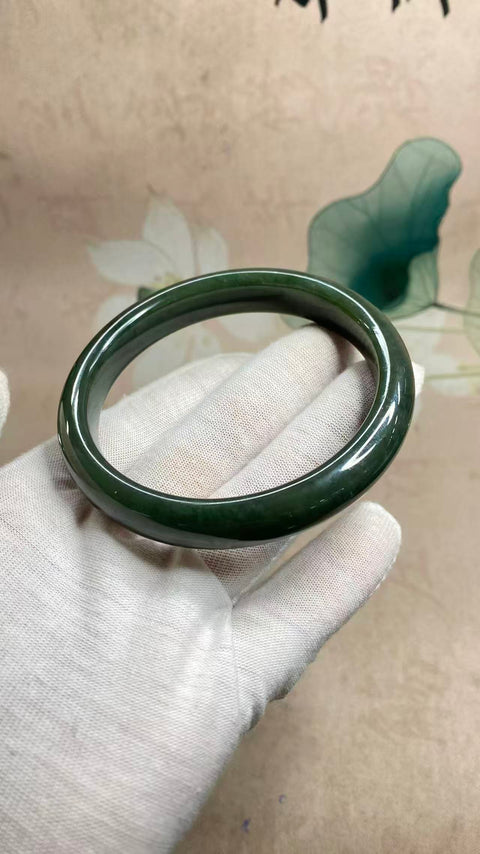 Gelang giok Hetian yang indah, gioknya hangat dan halus, strukturnya halus dan lembut, diameter dalam 54,5, lebar tepinya 12mm, batu alam dihasilkan secara alami, polanya acak, termasuk pajak pengiriman