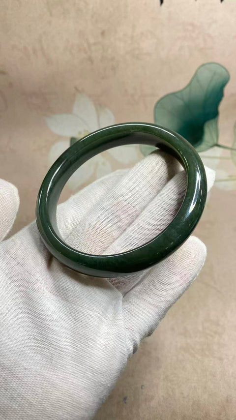 Gelang giok Hetian yang indah, gioknya hangat dan halus, strukturnya halus dan lembut, diameter dalam 54,5, lebar tepinya 12mm, batu alam dihasilkan secara alami, polanya acak, termasuk pajak pengiriman