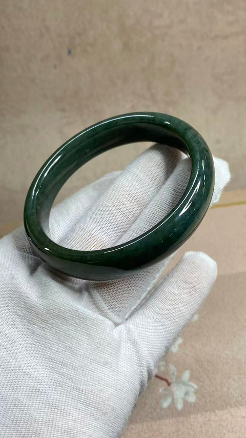 Gelang giok Hetian yang indah, gioknya hangat dan halus, strukturnya halus dan lembut, diameter dalam 62, lebar tepinya 13,5mm, batu alam dihasilkan secara alami, polanya acak, termasuk pajak pengiriman