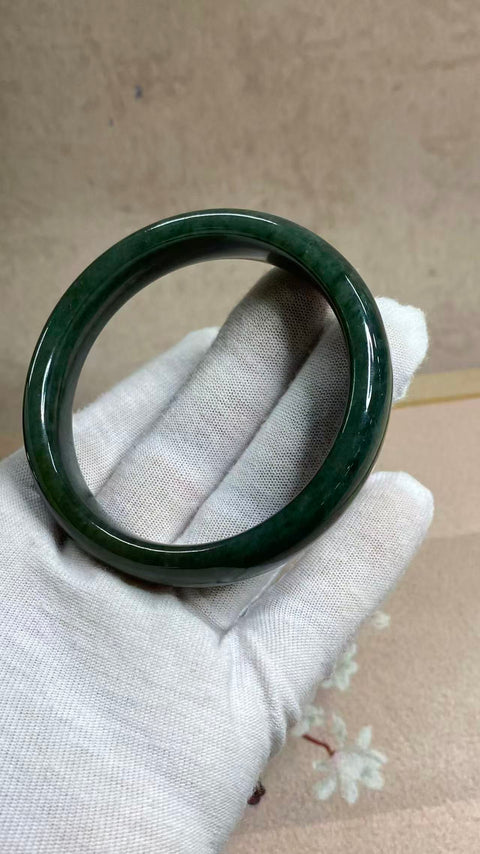 Gelang giok Hetian yang indah, gioknya hangat dan halus, strukturnya halus dan lembut, diameter dalam 62, lebar tepinya 13,5mm, batu alam dihasilkan secara alami, polanya acak, termasuk pajak pengiriman