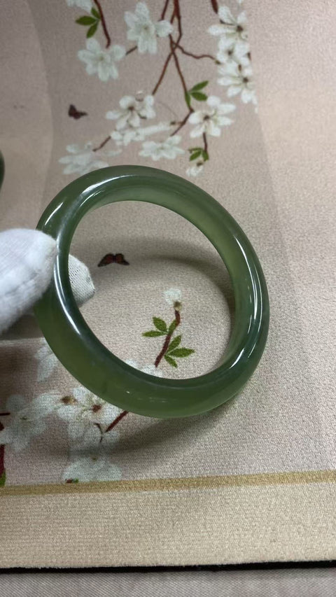 Gelang giok Xiuyan yang indah, hijau penuh dengan zamrud mengambang, diameter dalam: 64 mm, lebar samping: 12 mm. Semua batu terbentuk secara alami. Biaya pengiriman dan pajak sudah termasuk. Nomor barang: 202511221020