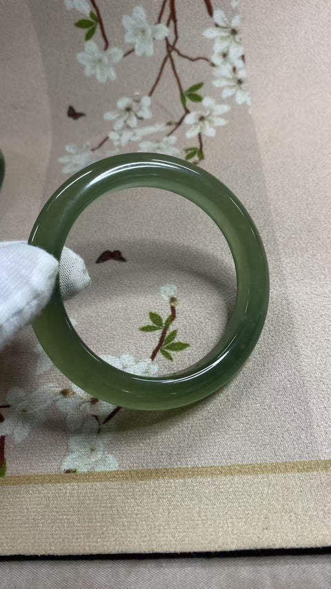 Gelang giok Xiuyan yang indah, hijau penuh dengan zamrud mengambang, diameter dalam: 64 mm, lebar samping: 12 mm. Semua batu terbentuk secara alami. Biaya pengiriman dan pajak sudah termasuk. Nomor barang: 202511221020