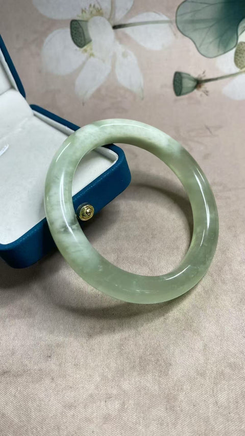 Gelang giok Xiuyan alami, hijau es dengan zamrud yang mengambang, melambangkan kekayaan dan kemakmuran seumur hidup. Diameter dalam: 64,2 mm, lebar tepi: 11,6 mm. Semua batu terbentuk secara alami. Biaya pengiriman dan pajak sudah termasuk.