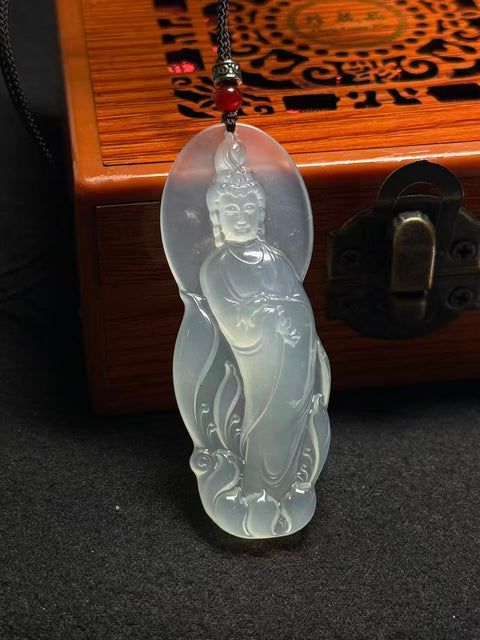 Baru Datang... Giok Guanyin Xiuyan Alami 'Avalokitesvara', jernih dan cemerlang, dengan tekstur halus dan hangat. Mengenakan Guanyin akan membawa promosi, kekayaan, dan kedamaian. Ukuran sekitar 65×24×9mm. Biaya pengiriman dan pajak sudah termasuk.