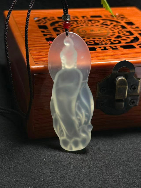 Baru Datang... Giok Guanyin Xiuyan Alami 'Avalokitesvara', jernih dan cemerlang, dengan tekstur halus dan hangat. Mengenakan Guanyin akan membawa promosi, kekayaan, dan kedamaian. Ukuran sekitar 65×24×9mm. Biaya pengiriman dan pajak sudah termasuk.