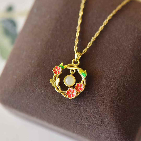 3695-2# Perak 925 bertatahkan giok Hetian (4*4) liontin enamel berbentuk drum bulat giok putih motif bunga plum. Gioknya hangat dan lembut, dengan desain yang baru dan unik. Ongkos kirim dan pajak sudah termasuk.