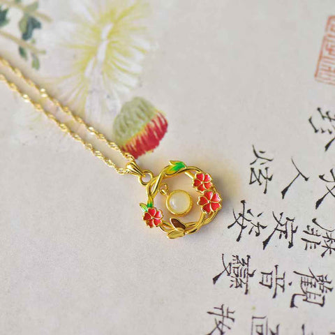 3695-2# Perak 925 bertatahkan giok Hetian (4*4) liontin enamel berbentuk drum bulat giok putih motif bunga plum. Gioknya hangat dan lembut, dengan desain yang baru dan unik. Ongkos kirim dan pajak sudah termasuk.