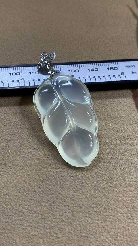 Liontin giok Xiuyan yang indah – Cabang emas dan daun giok, sedingin es dan tembus pandang, berpendar. Dimensi: 46 x 27 mm. Termasuk ongkos kirim dan pajak.