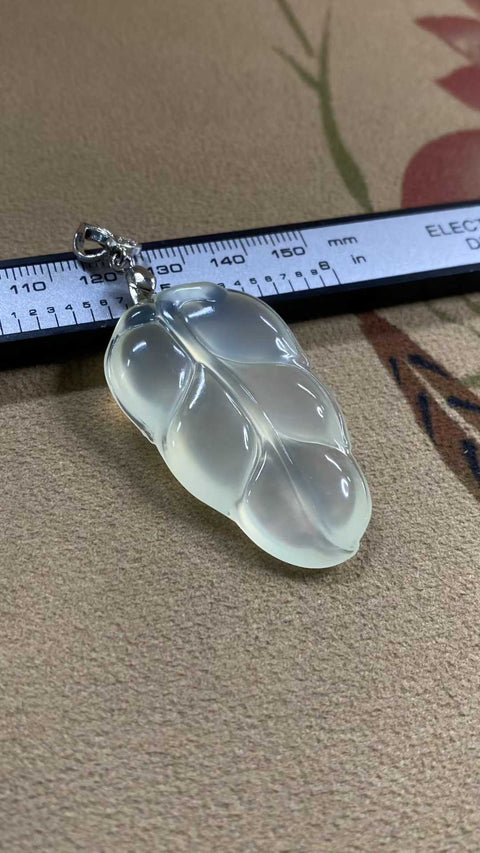 Liontin giok Xiuyan yang indah – Cabang emas dan daun giok, sedingin es dan tembus pandang, berpendar. Dimensi: 46 x 27 mm. Termasuk ongkos kirim dan pajak.
