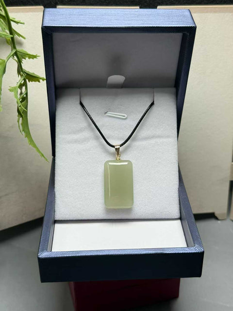 Liontin giok Hetian "Kedamaian dan Ketenangan" - melambangkan kedamaian, keberuntungan, dan kebebasan dari kekhawatiran. Cocok untuk dipakai atau sebagai hadiah. Ukuran perkiraan: 25×15×6mm. Termasuk ongkos kirim dan pajak.