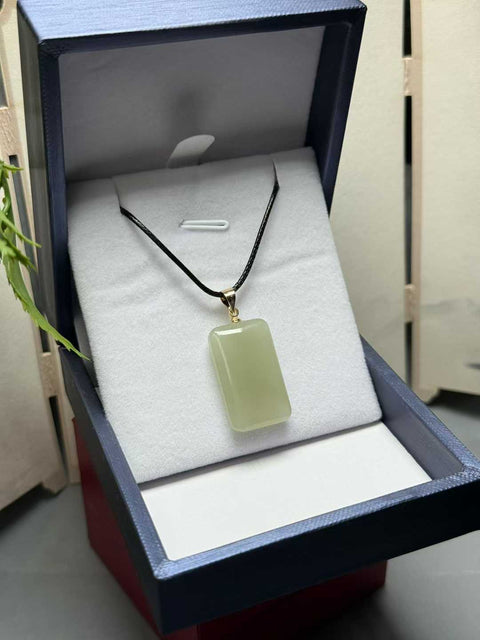 Liontin giok Hetian "Kedamaian dan Ketenangan" - melambangkan kedamaian, keberuntungan, dan kebebasan dari kekhawatiran. Cocok untuk dipakai atau sebagai hadiah. Ukuran perkiraan: 25×15×6mm. Termasuk ongkos kirim dan pajak.