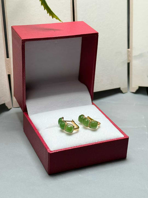 Anting-anting giok Hetian (nefrit), bertatahkan perak sterling 925. Ukuran sekitar 16×6mm. 🎊Desain unik, gaya sederhana dan indah, kualitas giok yang bagus, modis dan serbaguna. Termasuk ongkos kirim dan pajak.