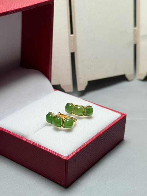 Anting-anting giok Hetian (nefrit), bertatahkan perak sterling 925. Ukuran sekitar 16×6mm. 🎊Desain unik, gaya sederhana dan indah, kualitas giok yang bagus, modis dan serbaguna. Termasuk ongkos kirim dan pajak.