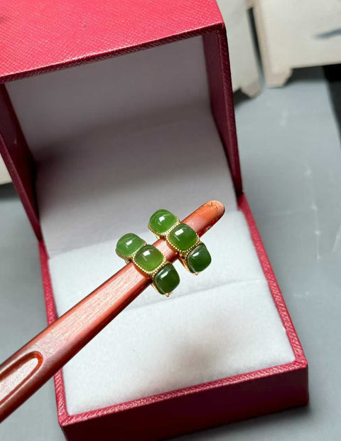 Anting-anting giok Hetian (nefrit), bertatahkan perak sterling 925. Ukuran sekitar 16×6mm. 🎊Desain unik, gaya sederhana dan indah, kualitas giok yang bagus, modis dan serbaguna. Termasuk ongkos kirim dan pajak.