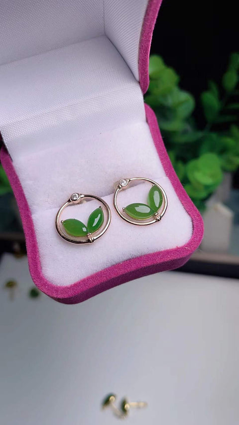 Anting-anting kancing giok nefrit alami, terbuat dari material tambang lama, dengan tekstur halus dan hangat, dipasang pada perak 925, ukuran 0,6 x 0,3 mm. Termasuk ongkos kirim dan pajak.