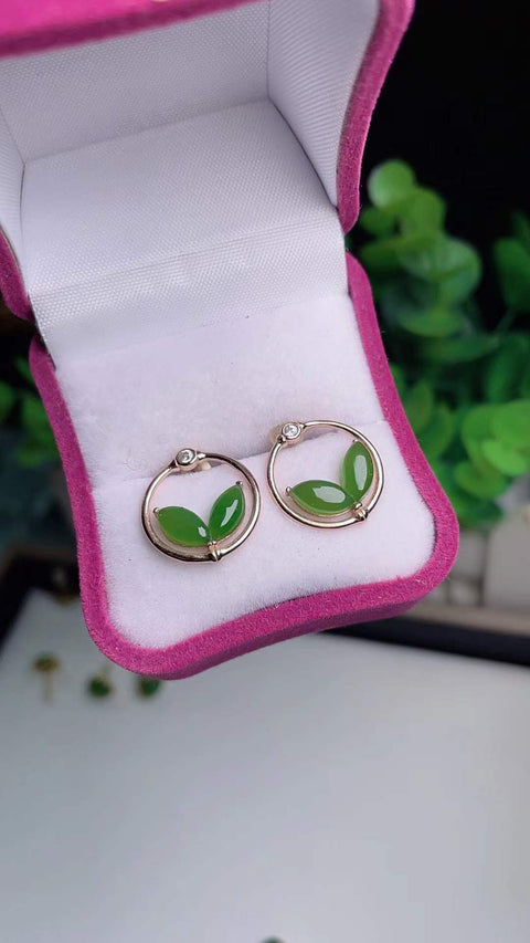 Anting-anting kancing giok nefrit alami, terbuat dari material tambang lama, dengan tekstur halus dan hangat, dipasang pada perak 925, ukuran 0,6 x 0,3 mm. Termasuk ongkos kirim dan pajak.